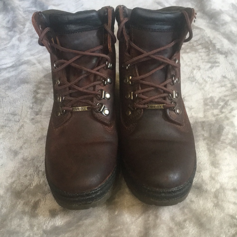 Burgundy colored women’s timberlands gore Tex sz 8